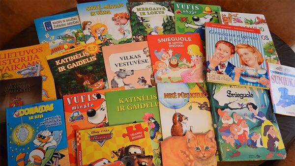 Книги для детей из центра приема беженцев в Рукле - Sputnik Литва