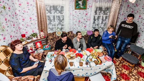 Радушный приём в латышском доме деревни Бычки Радушный приём в латышском доме деревни Бычки - Sputnik Литва