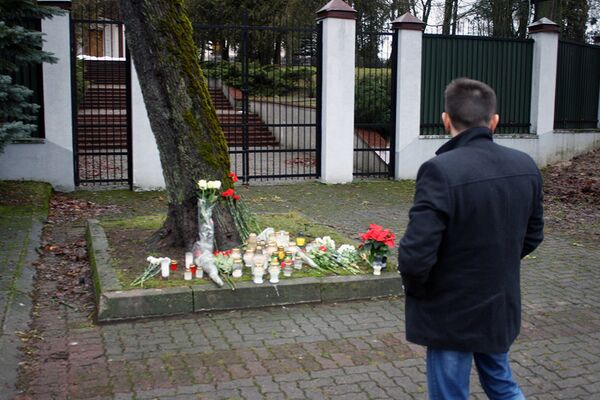 Жители Литвы приносят цветы и свечи к посольству России в Литве - Sputnik Литва