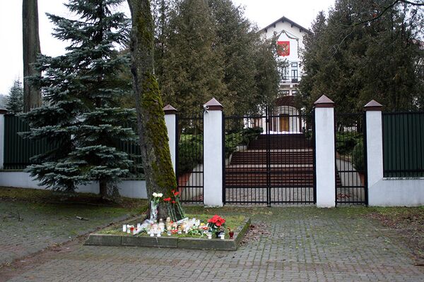 Цветы и свечи у ограды посольства России в Литве - Sputnik Lietuva