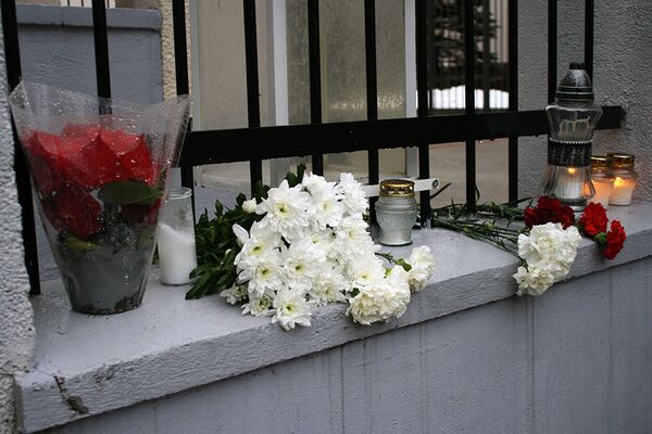 Цветы на ограде посольства в память о погибших в теракте гражданах России - Sputnik Литва