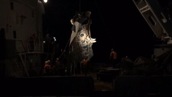 Спасатели МЧС подняли из Черного моря часть фюзеляжа Ту-154. Кадры операции - Sputnik Lietuva