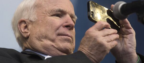 Сенатор США Джон Маккейн на площади Независимости в Киеве - Sputnik Литва