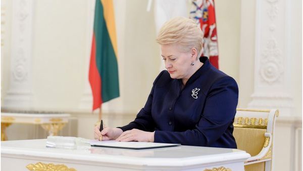 Грибаускайте подписала государственный бюджет 2017 года - Sputnik Литва