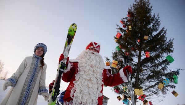 Дед Мороз, прибывший из Великого Устюга, со снегурочкой в Вологде. - Sputnik Lietuva