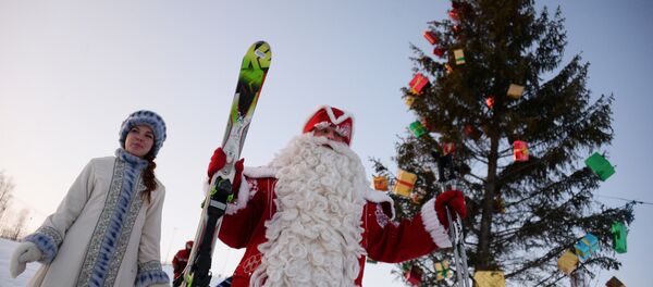 Дед Мороз, прибывший из Великого Устюга, со снегурочкой в Вологде. Дед Мороз, прибывший из Великого Устюга, со снегурочкой в Вологде. - Sputnik Lietuva
