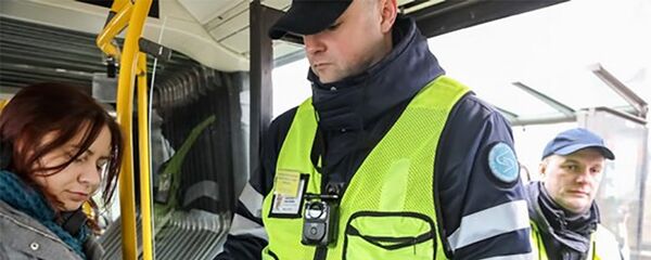 Контролеры в общественном транспорте Вильнюса Контролеры в общественном транспорте Вильнюса - Sputnik Lietuva