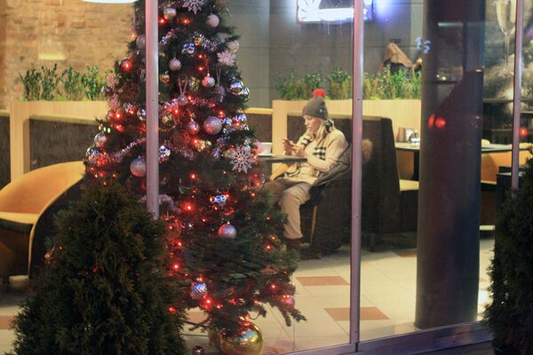 Новогодние елки украшают витрины магазинов, кафе, ресторанов - Sputnik Литва