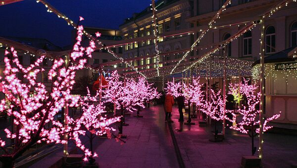 Деревья украсили розовыми огнями цветущей сакуры - Sputnik Литва