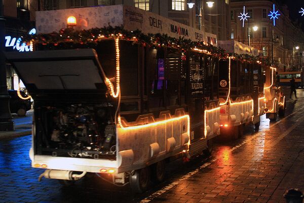 Рождественский паровозик движется по улочкам Старого Вильнюса - Sputnik Литва