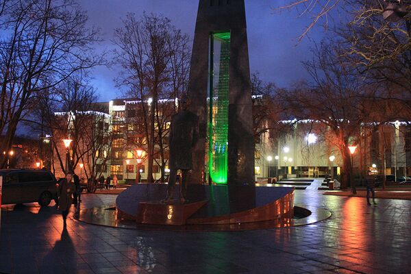 Памятник Кудирки подсвечен огнями - Sputnik Литва