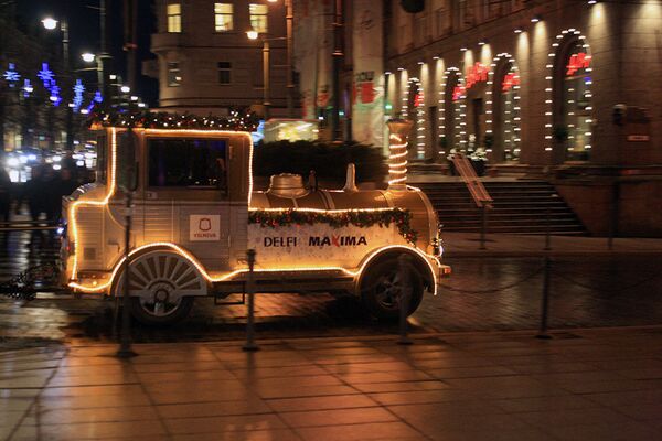 Рождественский паровозик движется по улице Вильняус - Sputnik Литва