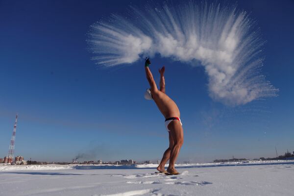 Брызги горячей воды мгновенно замерзают в холодном воздухе Хэйхэ - Sputnik Литва