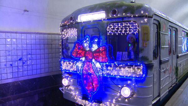 Новогодний поезд начал курсировать в московском метро - Sputnik Lietuva