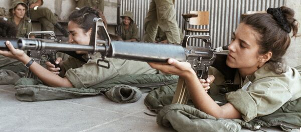 Девушки учатся стрелять - Sputnik Литва