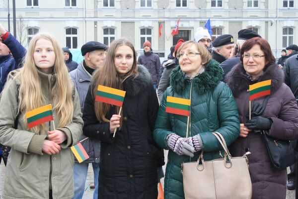Жители Литвы с флажками - Sputnik Литва
