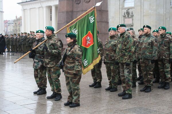 Отряд добровольцев на церемонии поднятия флага Литвы - Sputnik Литва