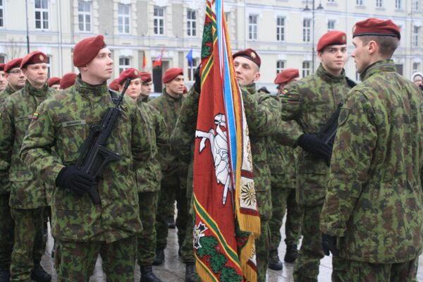 Бойцы отряда спецназа со знаменем части - Sputnik Литва