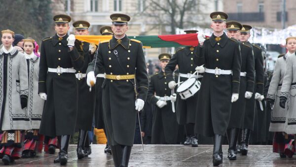 Бойцы роты почетного караула несут флаг Литвы - Sputnik Литва