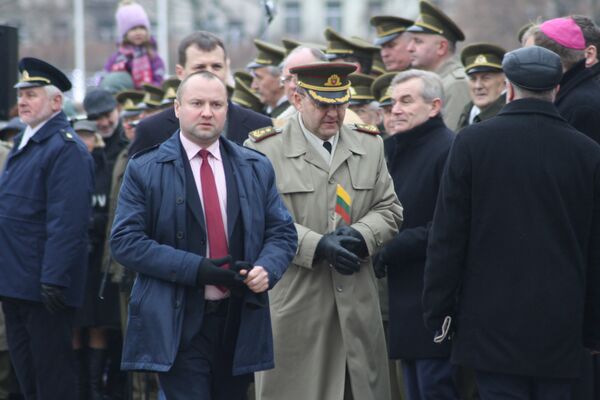 Спикер Сейма и командование армии на церемонии поднятия флага Литвы - Sputnik Литва