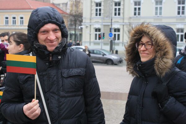 Зрители на церемонии поднятия флага Литвы - Sputnik Литва