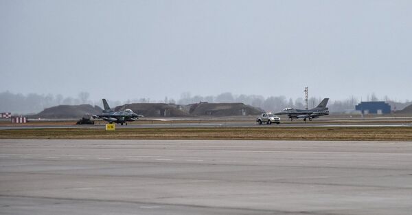 Истребители F-16 Fighting Falcon Нидерландских воздушных сил Истребители F-16 Fighting Falcon Нидерландских воздушных сил - Sputnik Lietuva