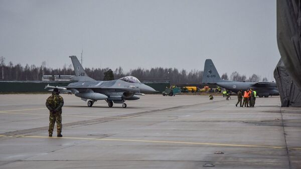 Истребители F-16 Fighting Falcon Нидерландских воздушных сил Истребители F-16 Fighting Falcon Нидерландских воздушных сил - Sputnik Lietuva