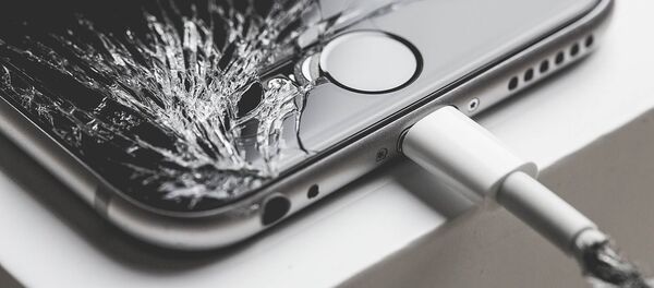 Зарядка разбитого телефона Зарядка разбитого телефона - Sputnik Lietuva