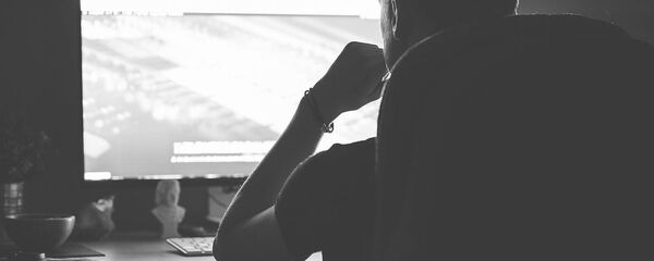 Мужчина перед монитором - Sputnik Литва