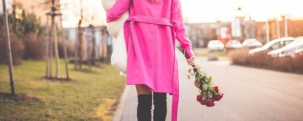 Женщина с подарками Женщина с подарками - Sputnik Lietuva