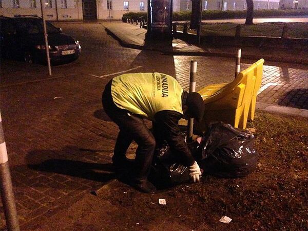 Общественная организация Ахмадия убирает Кафедральную площадь - Sputnik Литва