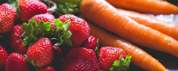 Клубника и морковь - Sputnik Литва