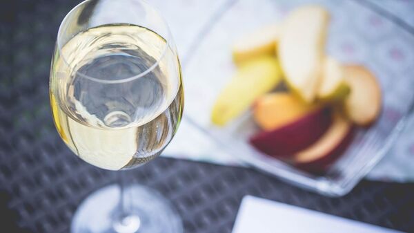 Белое вино в бокале, архивное фото - Sputnik Литва