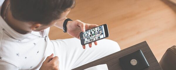 Мужчина работает со смартфоном - Sputnik Литва