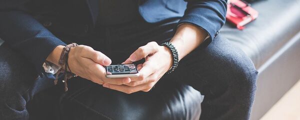 Vyras su mobiliuoju telefonu Vyras su mobiliuoju telefonu - Sputnik Lietuva