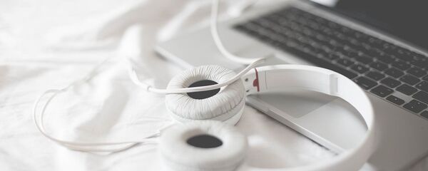 Kompiuteris ir ausinės Kompiuteris ir ausinės - Sputnik Lietuva