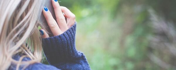 Девушка говорит по телефону Девушка говорит по телефону - Sputnik Литва