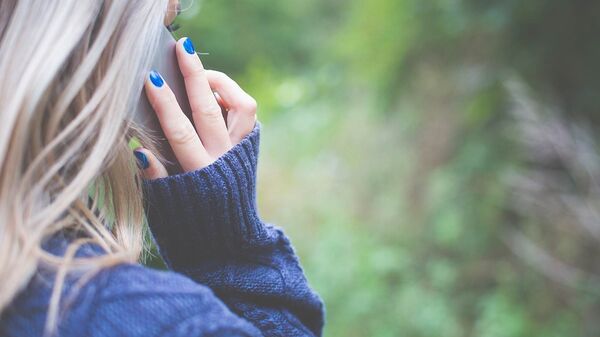 Девушка говорит по телефону - Sputnik Литва