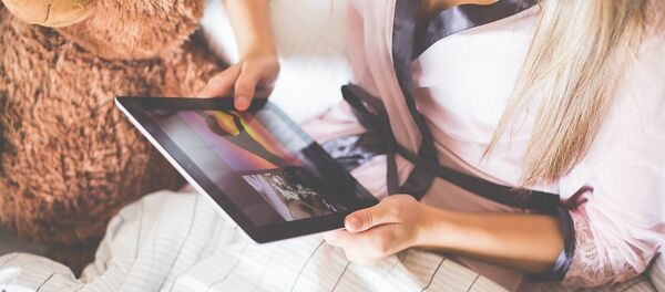 Девушка в халате сидит в планшете - Sputnik Литва