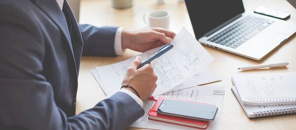 Мужчина за работой, архивное фото - Sputnik Литва