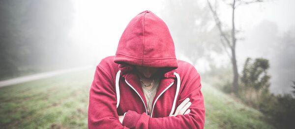 Парень в красной толстовке - Sputnik Литва