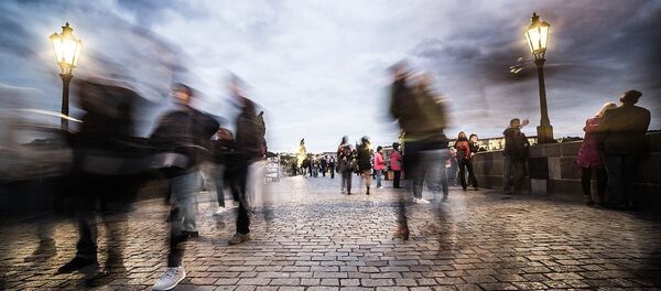 Люди идут по городской улице Люди идут по городской улице - Sputnik Lietuva