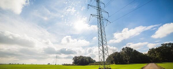 Линия электропередач возле дороги, архивное фото - Sputnik Литва