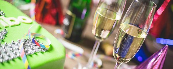 Бокалы с напитком и торт, архивное фото Бокалы с напитком и торт, архивное фото - Sputnik Литва