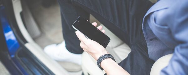 Мужчина держит в руках айфон - Sputnik Lietuva