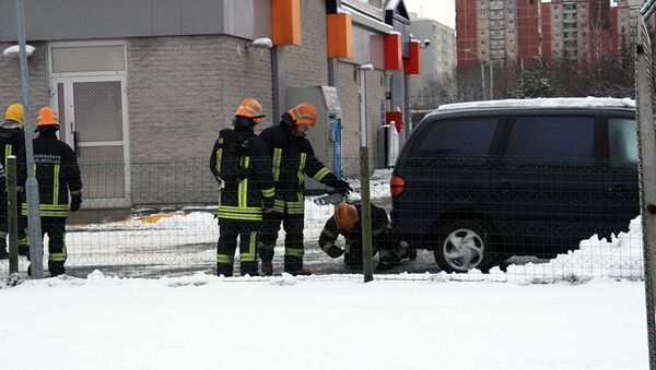 Пожарные-спасатели ликвидируют выброс СПГ из бака автомобиля - Sputnik Литва