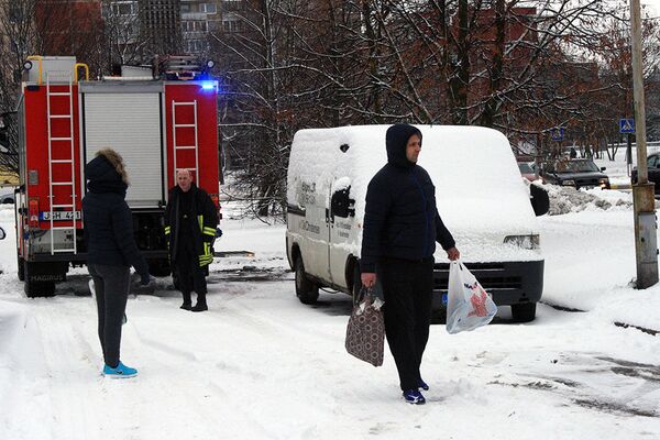 Прохожие обходили место ЧП за несколько метров - Sputnik Литва