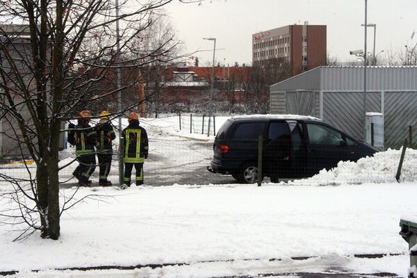 Владелец автомобиля находился рядом со спасателями - Sputnik Литва