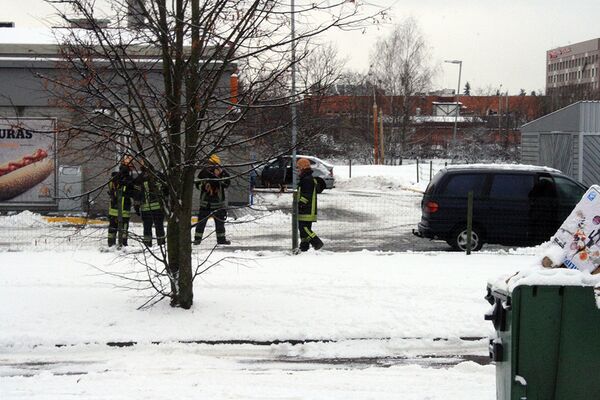 После ликвидации угрозы взрыва пожарные проверили концентрацию газа в воздухе вокруг заправочной станции - Sputnik Литва