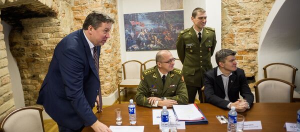 Министр обороны Раймундас Кароблис участвует в подготовке списков призыва 2017 - Sputnik Литва